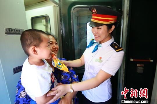 圖為列車(chē)員為旅客提供服務(wù)。(中國(guó)鐵路哈爾濱局集團(tuán)有限公司提供)