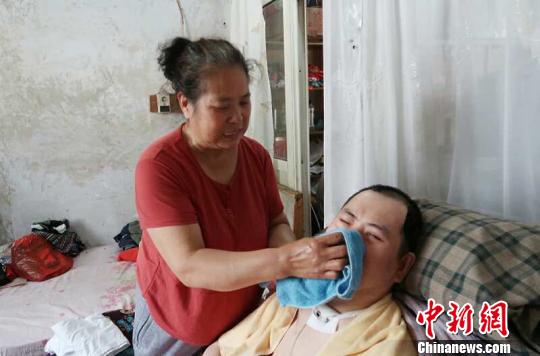 每次喂完食物后，梁青蘭都要仔細(xì)地幫兒子清理干凈?！∩忻鱾b 攝
