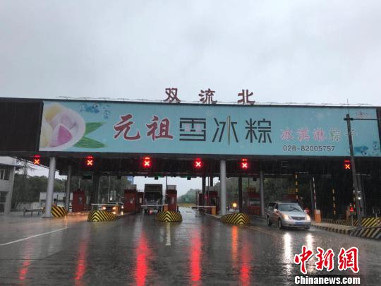 網(wǎng)傳車(chē)輛被淹的收費(fèi)站現(xiàn)狀。　鐘欣 攝