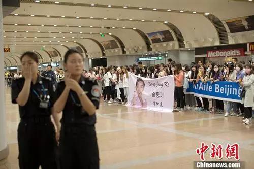 資料圖為一名韓國(guó)藝人的“粉絲”在北京首都國(guó)際機(jī)場(chǎng)接機(jī)。<a target='_blank' ><p  align=