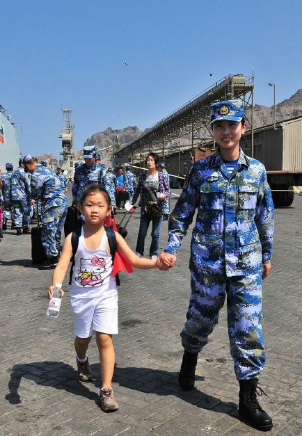 2015年3月，也門，海軍女戰(zhàn)士牽著一名小女孩的手準(zhǔn)備登上軍艦。