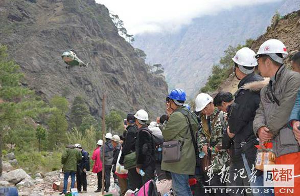 2015年4月，因地震被困尼泊爾的中國(guó)公民準(zhǔn)備登機(jī)