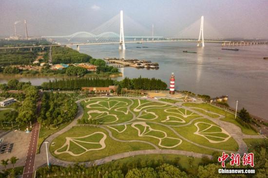 8月9日，航拍南京魚嘴濕地公園，旁邊就是南京第三長江大橋。 <a target='_blank' >中新社</a>記者 泱波 攝