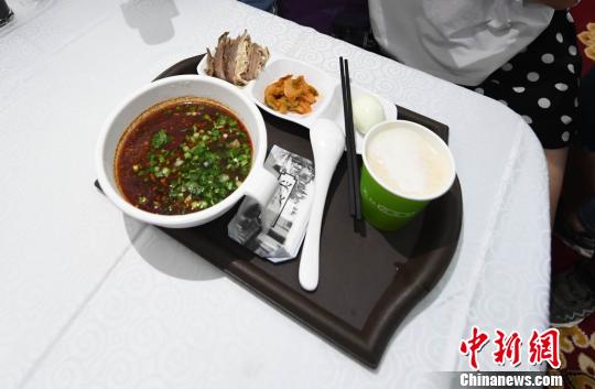 圖為“環(huán)西部火車游Y667/8次”列車上推出蘭州牛肉面套餐，套餐38元，有一碗牛肉面、一碟牛肉、一個雞蛋、一份小菜、一份甜胚子?！钇G敏 攝