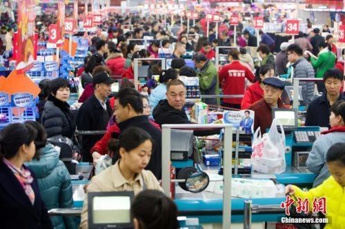 資料圖：民眾購買生活用品。張云 攝