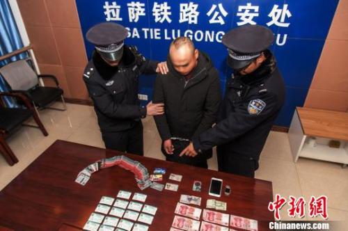 資料圖：一犯罪嫌疑人對拉薩鐵路警方查獲的火車票進行指認(rèn)。　胡傳鑫 攝