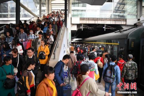 資料圖：2018年3月12日，旅客在昆明火車站進站乘車。<a target='_blank' ><p  align=