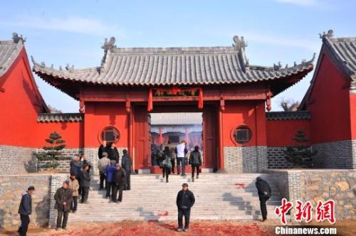 資料圖：元旦小長(zhǎng)假期間，威海南海新區(qū)云龍山上舉辦新年廟會(huì)?！⒉?攝