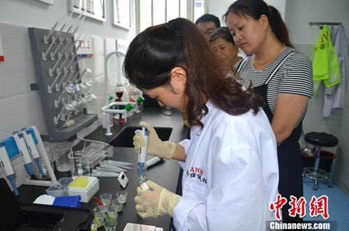 資料圖：工作人員根據(jù)消費(fèi)者要求現(xiàn)場(chǎng)檢驗(yàn)，共筑食品安全。<a target='_blank' ><p  align=