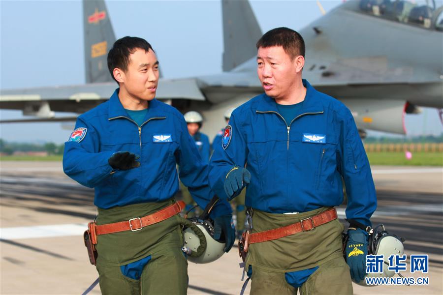 （新華全媒頭條·圖文互動(dòng)）（3）戰(zhàn)鷹，為祖國(guó)奮飛——記空軍航空兵某旅旅長(zhǎng)、特級(jí)飛行員郝井文