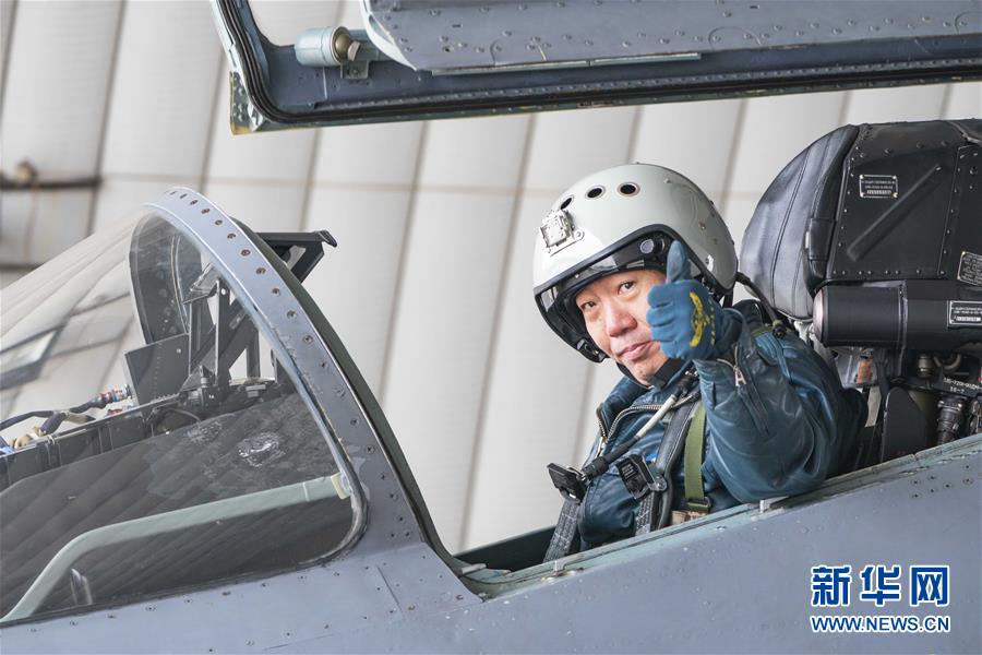 （新華全媒頭條·圖文互動(dòng)）（4）戰(zhàn)鷹，為祖國(guó)奮飛——記空軍航空兵某旅旅長(zhǎng)、特級(jí)飛行員郝井文