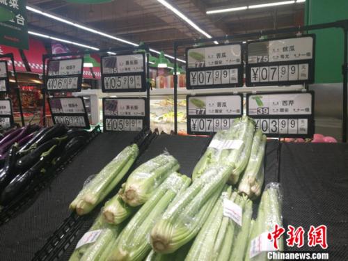 圖為超市里的蔬菜攤。正值晚間，一些菜已被人們買空。 謝藝觀 攝
