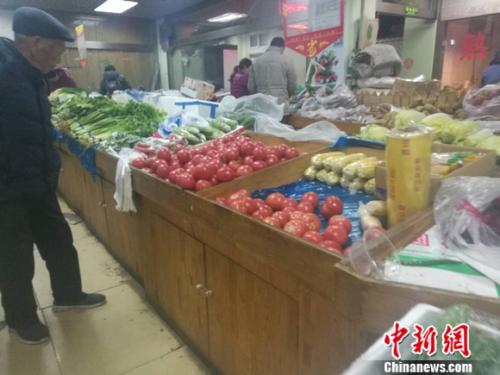 圖為北京一家社區(qū)超市里的菜攤。謝藝觀 攝