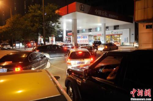 資料圖：山西太原一加油站內(nèi)，私家車主排隊加油。<a target='_blank' ><p  align=