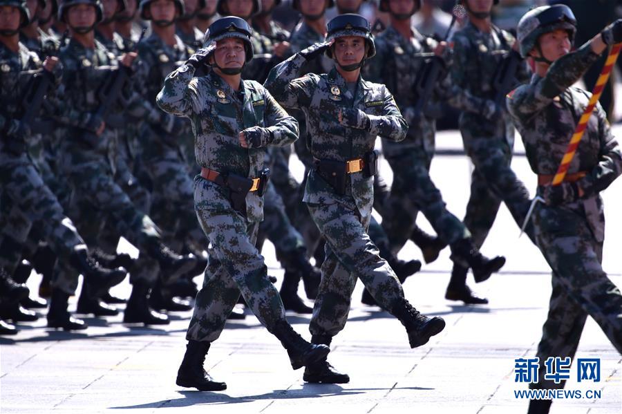 （新華全媒頭條·強(qiáng)軍思想引領(lǐng)新征程·圖文互動(dòng)）（4）那一刻，我們光榮接受檢閱