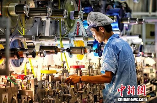 圖為江蘇鹽城一家企業(yè)內(nèi)的生產(chǎn)景象。<a target='_blank' ><p  align=