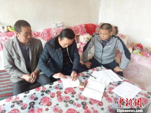 資料圖：圖為扶貧隊伍進(jìn)貧困戶里，給貧困戶宣講政策?！＄娦?攝