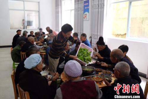 資料圖：社會福利中心吃飯的老人們。徐學(xué)練 攝。