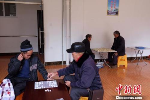 資料圖：老人們在下棋。徐學(xué)練 攝。