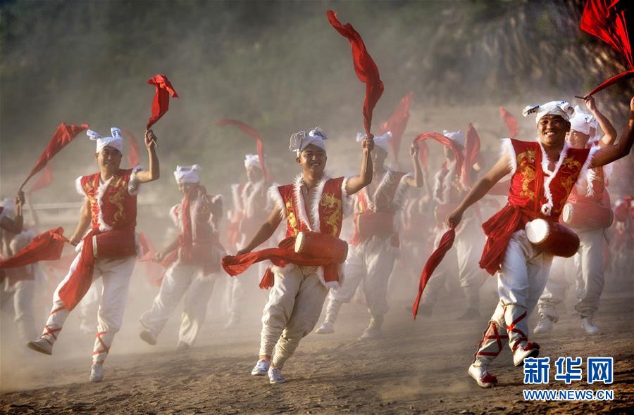 （新華全媒頭條·迎接兩會(huì)特別報(bào)道·圖文互動(dòng)）（7）奮進(jìn)，向著第一個(gè)百年奮斗目標(biāo)——寫在2019年全國(guó)兩會(huì)召開(kāi)之際