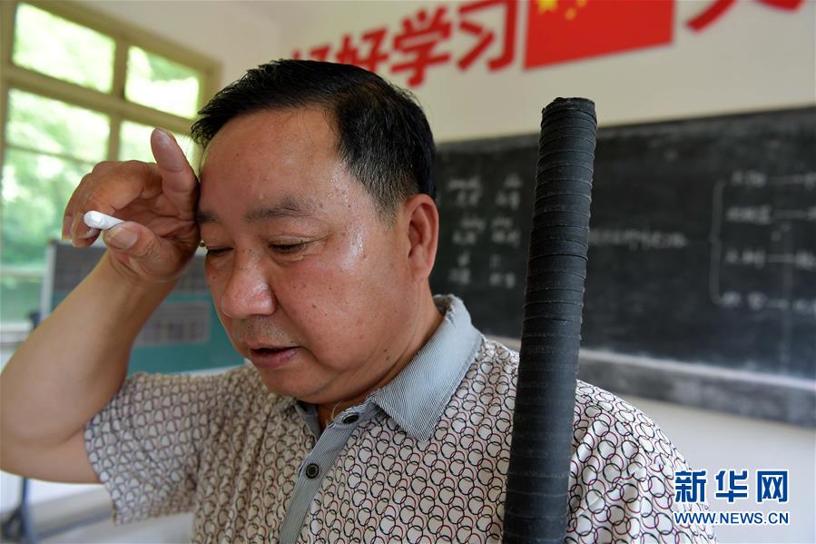 （中國(guó)網(wǎng)事·感動(dòng)2019·圖文互動(dòng)）（2）鄉(xiāng)村教師高自仁：60多根拐杖，撐起42年教學(xué)路