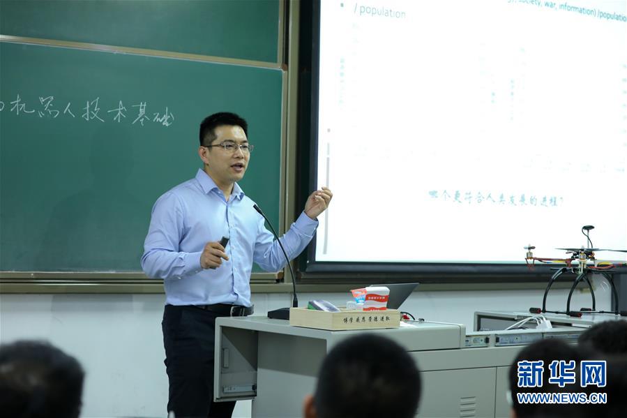 （圖文互動）（1）心懷藍(lán)天　逐夢云霄——記天津大學(xué)教授、一飛智控創(chuàng)始人齊俊桐