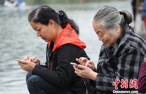 圖為中國中老年女性使用智能手機上網(wǎng)。(資料圖) 劉占昆 攝