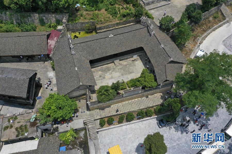 （壯麗70年·奮斗新時(shí)代——記者再走長征路·圖文互動）（2）手捧棉被憶紅軍：走了那么多年，我們都念他們的好
