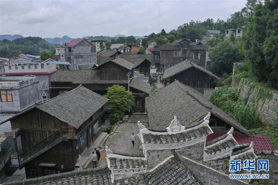 （壯麗70年·奮斗新時(shí)代——記者再走長征路·圖文互動）（3）手捧棉被憶紅軍：走了那么多年，我們都念他們的好