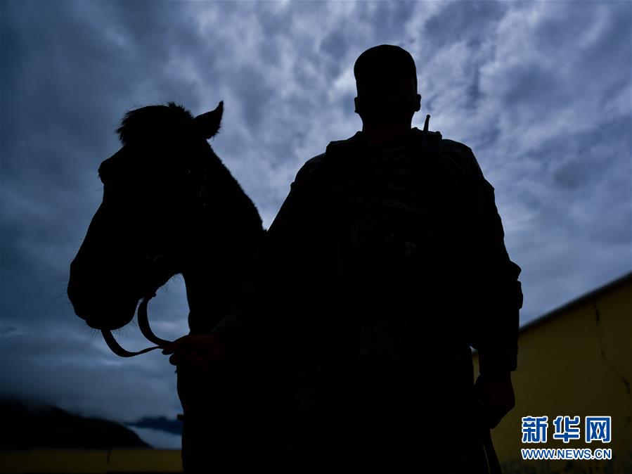 （新華全媒頭條·愛國情 奮斗者·圖文互動(dòng)）（6）初心不改 紅心向黨——西部戰(zhàn)區(qū)陸軍某旅玉樹獨(dú)立騎兵連連長尼都塔生一家四代跟黨走紀(jì)實(shí)