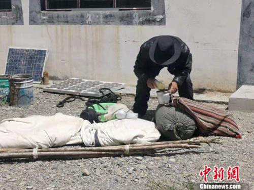 圖為黨確桑布展示以前巡邊時要帶的東西。 謝藝觀 攝