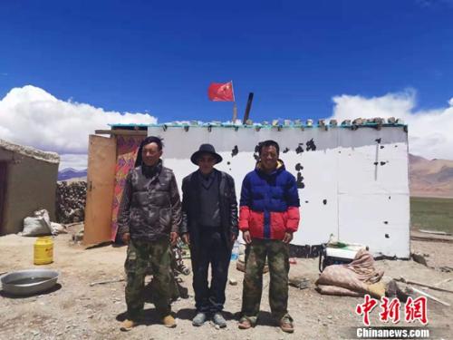 圖為黨確桑布和兩個兒子。 謝藝觀 攝