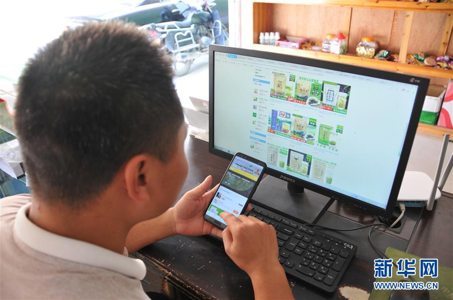 （在習近平新時代中國特色社會主義思想指引下——新時代新作為新篇章·總書記關(guān)心的百姓身邊事·圖文互動）（1）手機成為“新農(nóng)具”　莊戶人變“新店家”——農(nóng)村電商助力農(nóng)民豐收