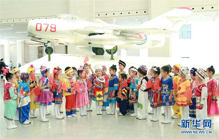 （人民空軍70年·圖文互動(dòng)）（2）我愛(ài)祖國(guó)的藍(lán)天——空軍強(qiáng)軍主題紀(jì)念封8張“同框照”背后的故事 