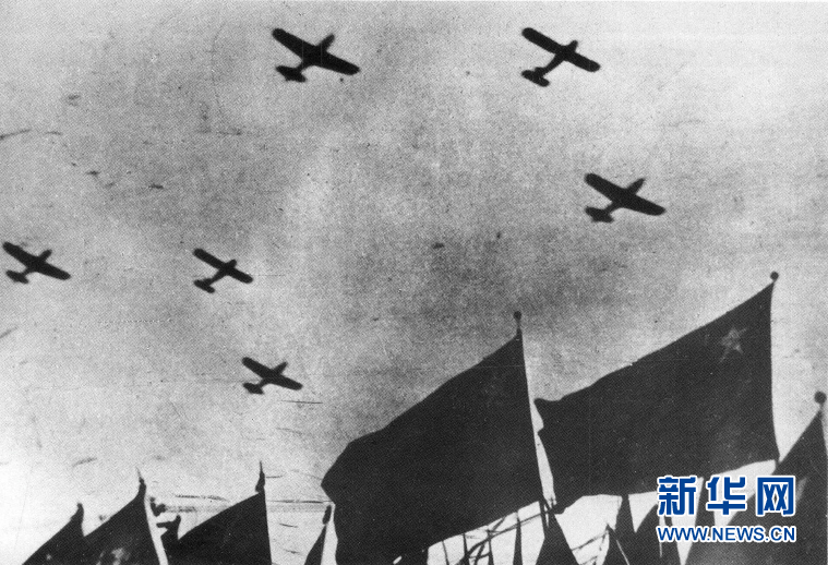（新華全媒頭條·人民空軍70年·圖文互動）（1）陽光照耀奮飛的航程——黨中央、中央軍委和習(xí)主席關(guān)心人民空軍建設(shè)發(fā)展紀(jì)實