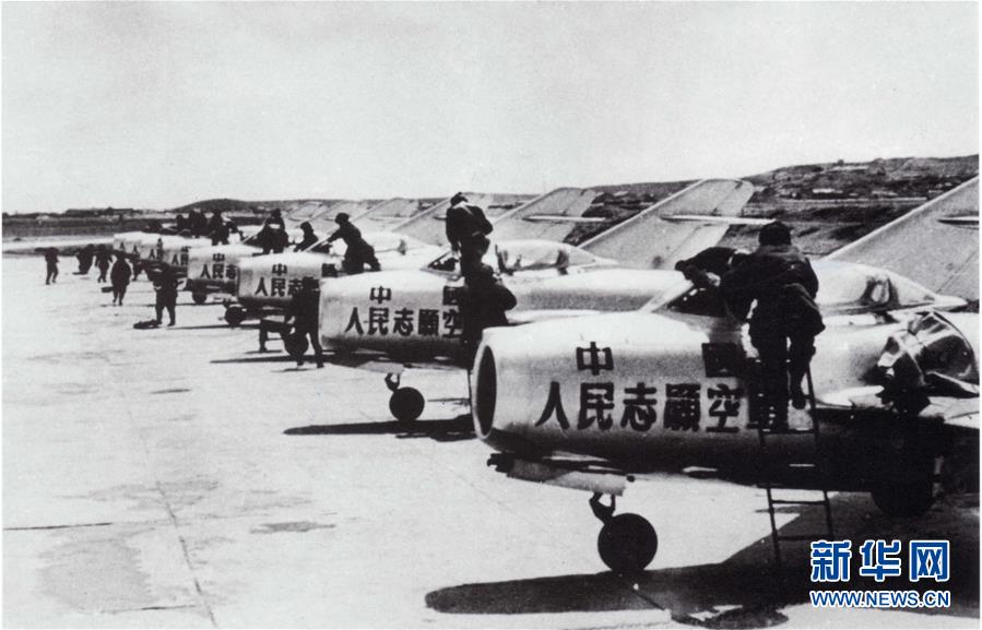 （新華全媒頭條·人民空軍70年·圖文互動）（3）陽光照耀奮飛的航程——黨中央、中央軍委和習(xí)主席關(guān)心人民空軍建設(shè)發(fā)展紀(jì)實