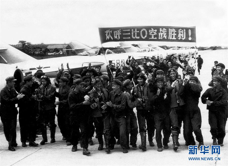 （新華全媒頭條·人民空軍70年·圖文互動）（4）陽光照耀奮飛的航程——黨中央、中央軍委和習(xí)主席關(guān)心人民空軍建設(shè)發(fā)展紀(jì)實