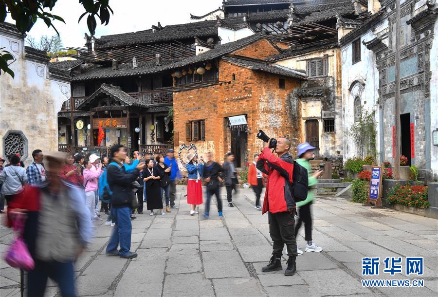 （圖文互動）（11）鄉(xiāng)村攝影師、鄉(xiāng)村“模特”、民宿店主——鄉(xiāng)村旅游推動婺源農(nóng)民生活方式發(fā)生新變化