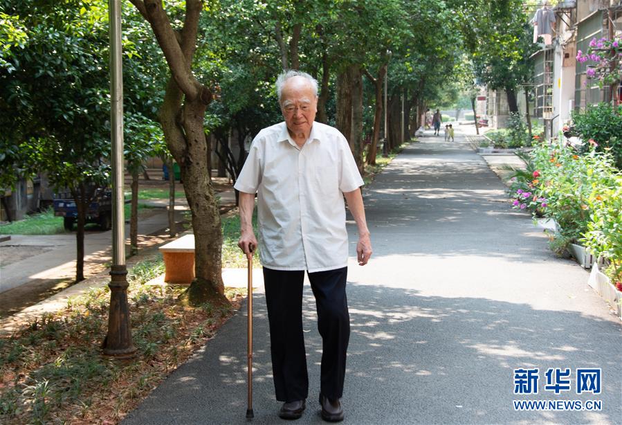 （新華全媒頭條·圖文互動）（9）滄海橫流 信仰彌堅(jiān)——記共產(chǎn)黨員、湘潭大學(xué)九旬教授滄南