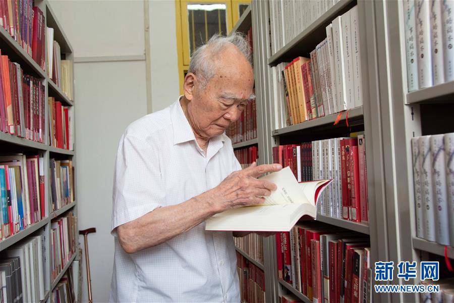 （新華全媒頭條·圖文互動）（6）滄海橫流 信仰彌堅(jiān)——記共產(chǎn)黨員、湘潭大學(xué)九旬教授滄南