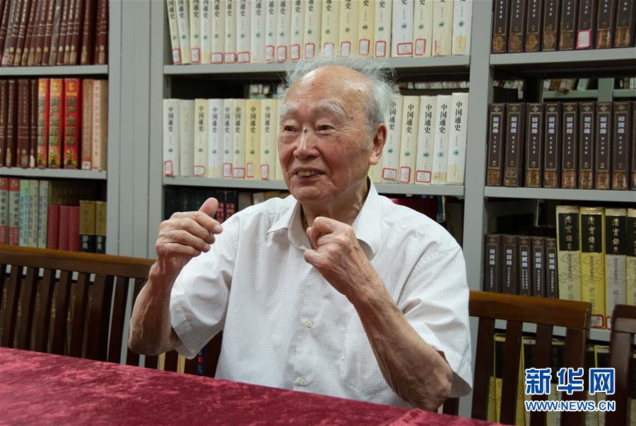 （新華全媒頭條·圖文互動）（5）滄海橫流 信仰彌堅(jiān)——記共產(chǎn)黨員、湘潭大學(xué)九旬教授滄南