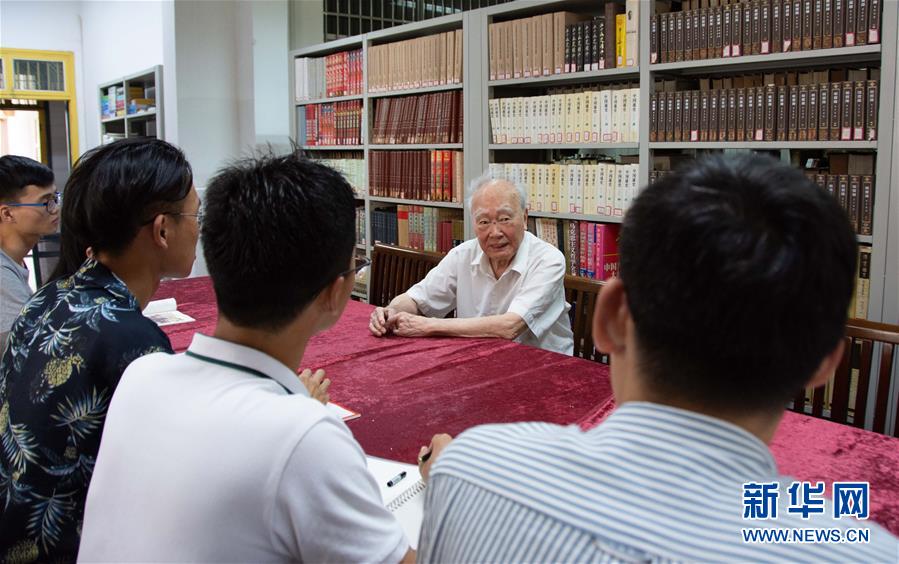 （新華全媒頭條·圖文互動）（4）滄海橫流 信仰彌堅(jiān)——記共產(chǎn)黨員、湘潭大學(xué)九旬教授滄南