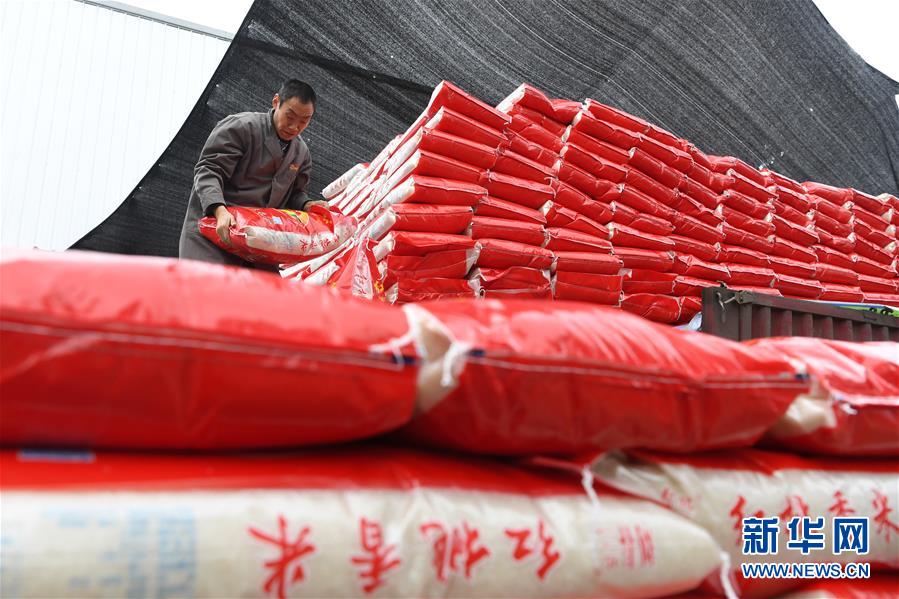 （在習(xí)近平新時(shí)代中國(guó)特色社會(huì)主義思想指引下——新時(shí)代新作為新篇章·總書(shū)記關(guān)切高質(zhì)量發(fā)展·圖文互動(dòng)）（4）穩(wěn)住“一頭豬”、供好“一袋米”、配好“一籃菜