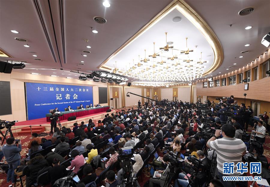 （兩會(huì)·XHDW）（7）商務(wù)部部長鐘山等就“促進(jìn)形成強(qiáng)大國內(nèi)市場(chǎng) 推動(dòng)全方位對(duì)外開放”答記者問