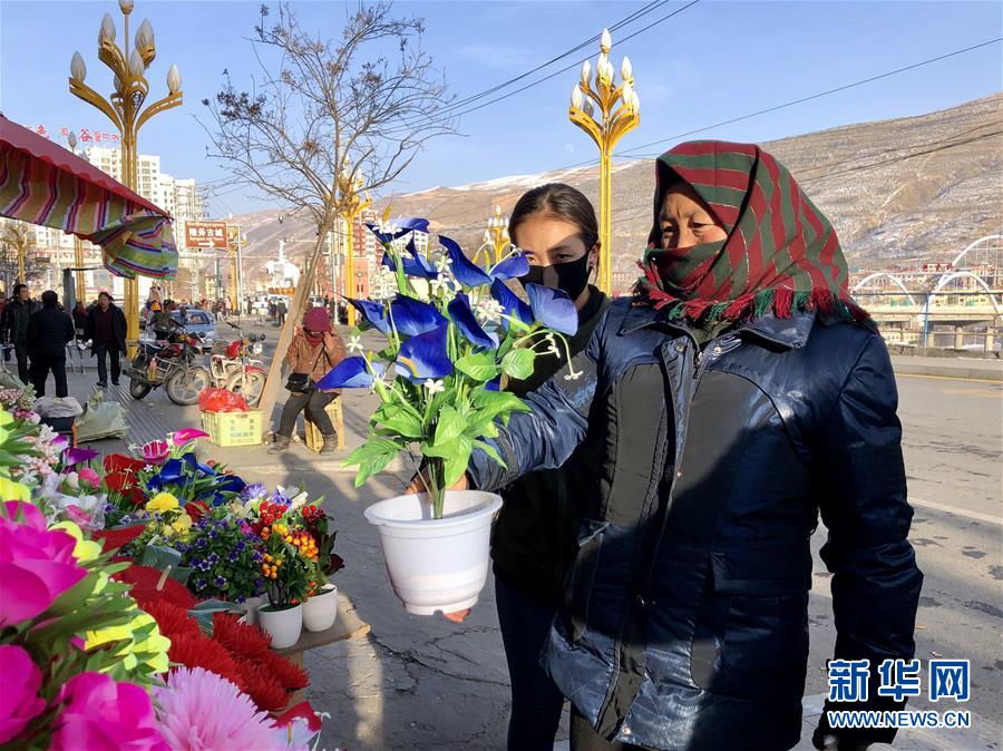 （新春走基層·圖文互動(dòng)）（2）“只要備好年貨，新的一年就可以風(fēng)調(diào)雨順”——臘月藏區(qū)年貨市場(chǎng)見(jiàn)聞