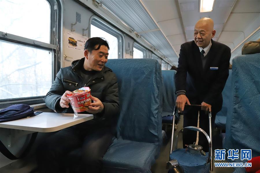 （新春走基層·圖文互動(dòng)）（1）小康路上，與“小慢車”同行——長(zhǎng)白山區(qū)綠皮火車二三事
