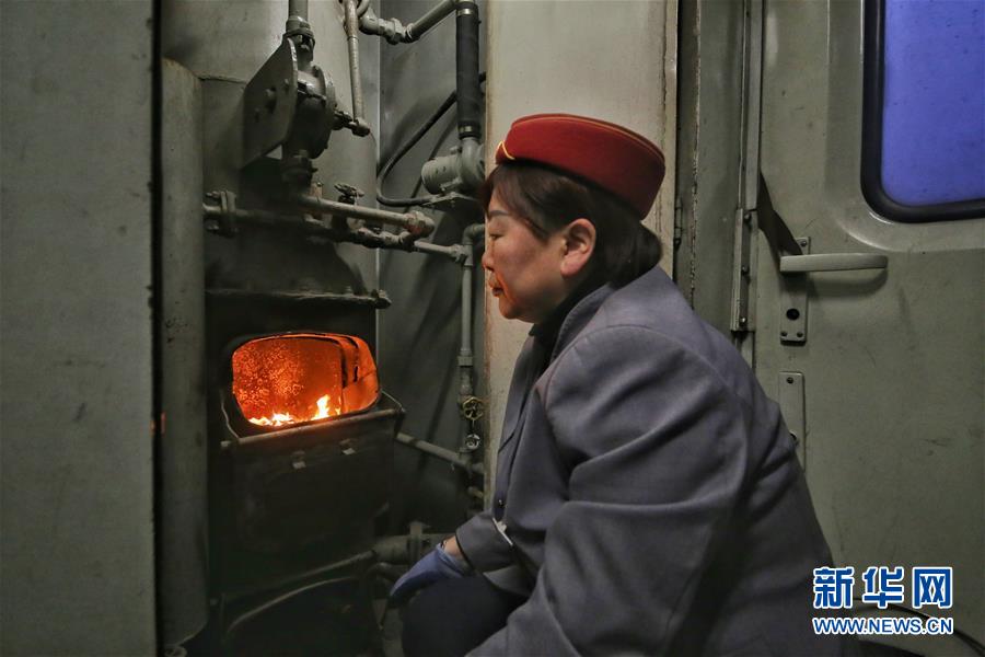 （新春走基層·圖文互動(dòng)）（2）小康路上，與“小慢車”同行——長(zhǎng)白山區(qū)綠皮火車二三事