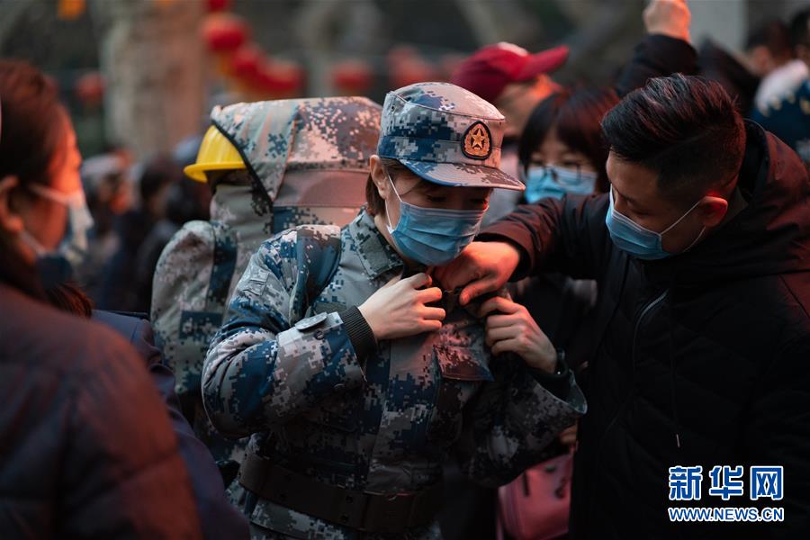 （新型肺炎疫情防控·圖文互動(dòng)）（1）除夕夜，他們這樣出征——空軍軍醫(yī)大學(xué)醫(yī)療隊(duì)出征武漢疫區(qū)見聞