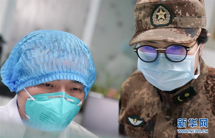 （新華全媒頭條·圖文互動）（4）黨旗，高高飄揚(yáng)在防控疫情斗爭第一線——各級黨組織和廣大黨員干部投身疫情防控阻擊戰(zhàn)紀(jì)實(shí)