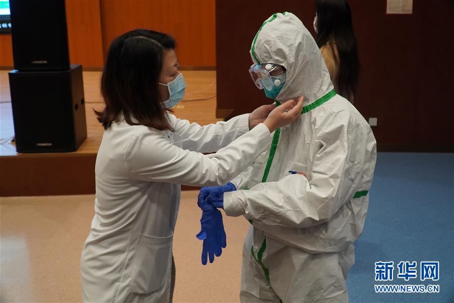 （聚焦疫情防控·圖文互動）（3）無法握手，但始終并肩